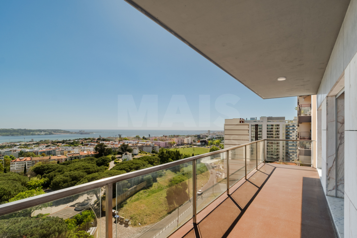 Apartamento Duplex T5 no Alto do Restelo - Lisboa com Terraço panorâmico 50 m2 e 3 lugares de estacionamento